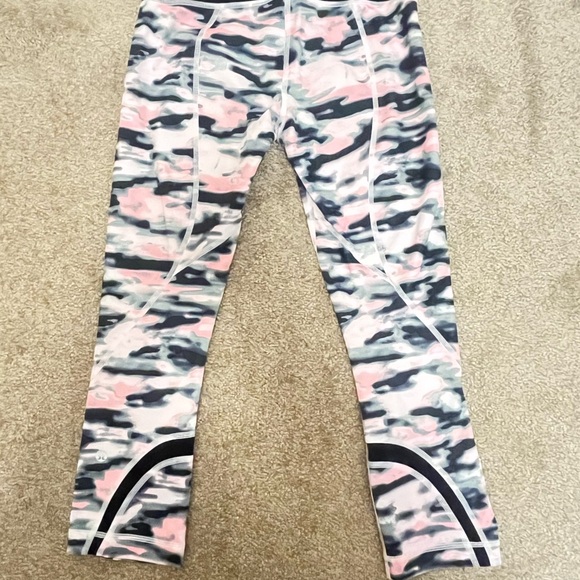 Lululemon - Pink Camo leggings - Picture 2 of 4